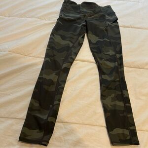 ATHLETA FULL CAMO LEGGINGS SIDE  ZIP POCKETS SZ XS 26 inseam.